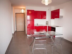 Full-sized fridge, microwave, stovetop, dishwasher