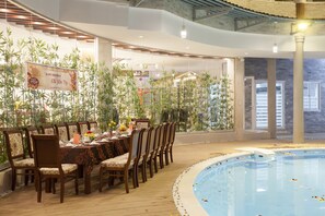 3 restaurants, breakfast, lunch, dinner served; international cuisine