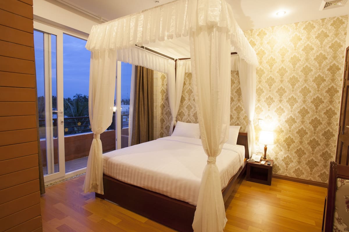 Minibar, in-room safe, desk, blackout curtains