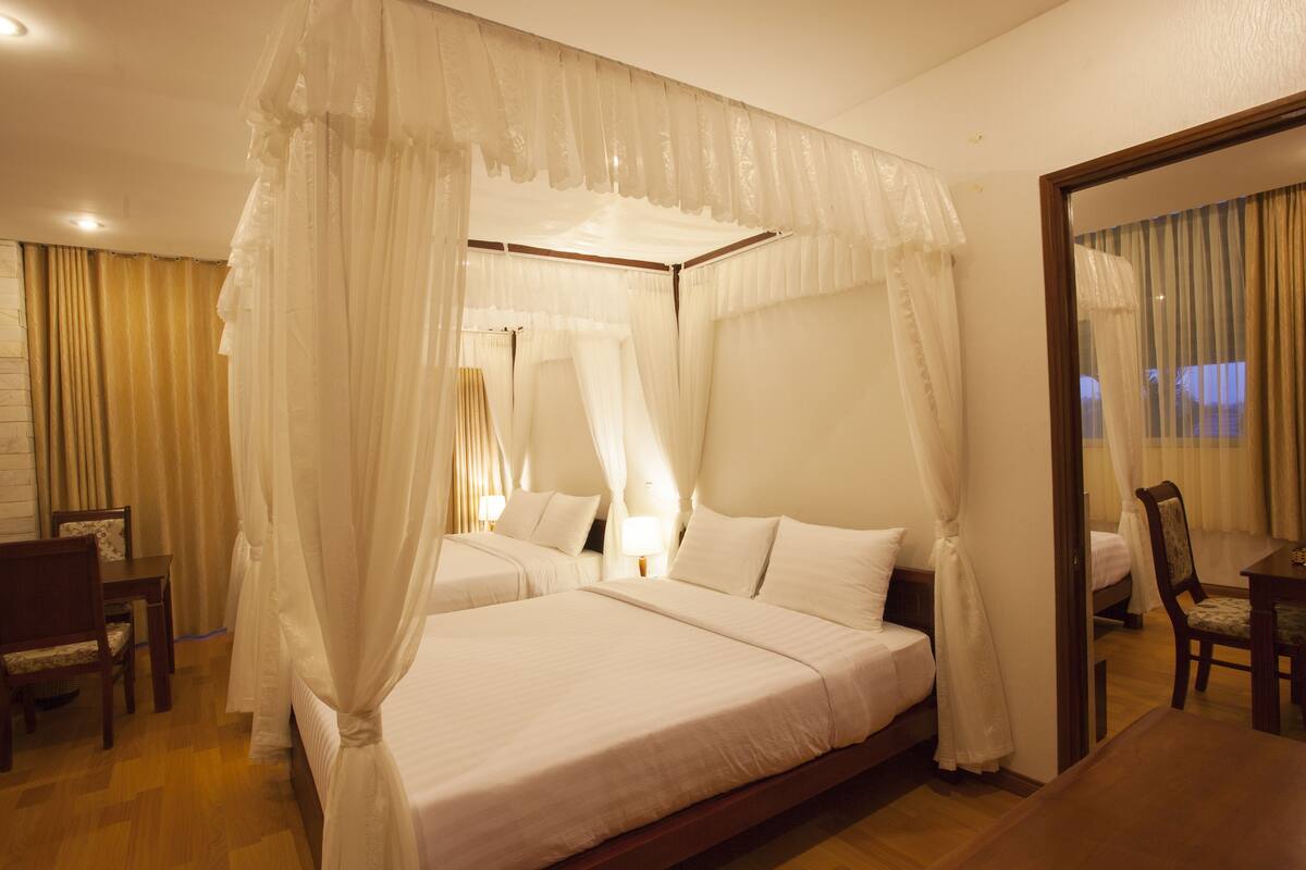 Deluxe Connecting Rooms | Minibar, in-room safe, desk, blackout curtains