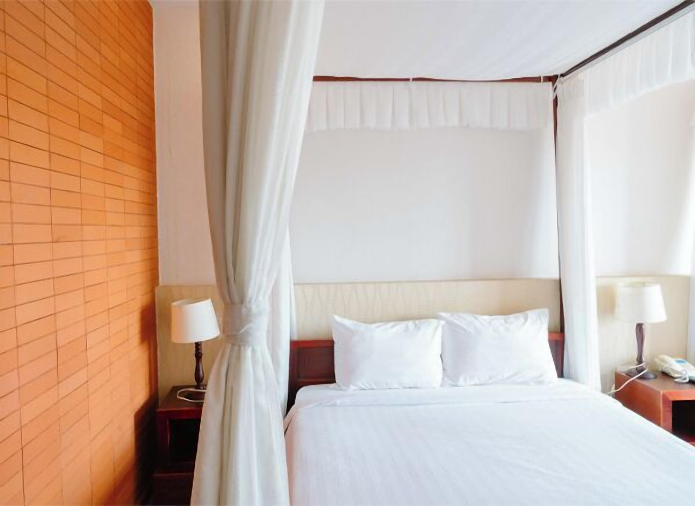 Minibar, coffres-forts dans les chambres, bureau, rideaux occultants