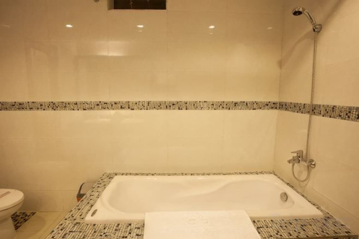 Badezimmer | Kostenlose Toilettenartikel, Haartrockner, Hausschuhe, Handtücher