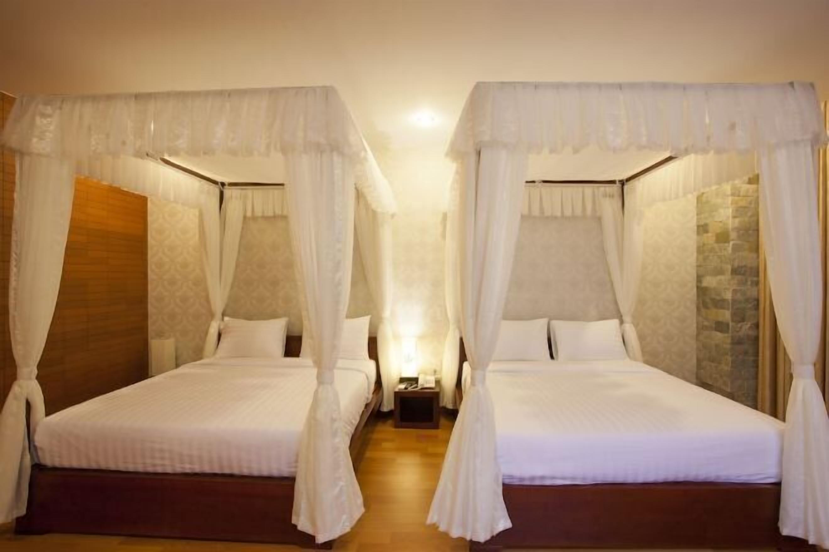 Minibar, coffres-forts dans les chambres, bureau, rideaux occultants