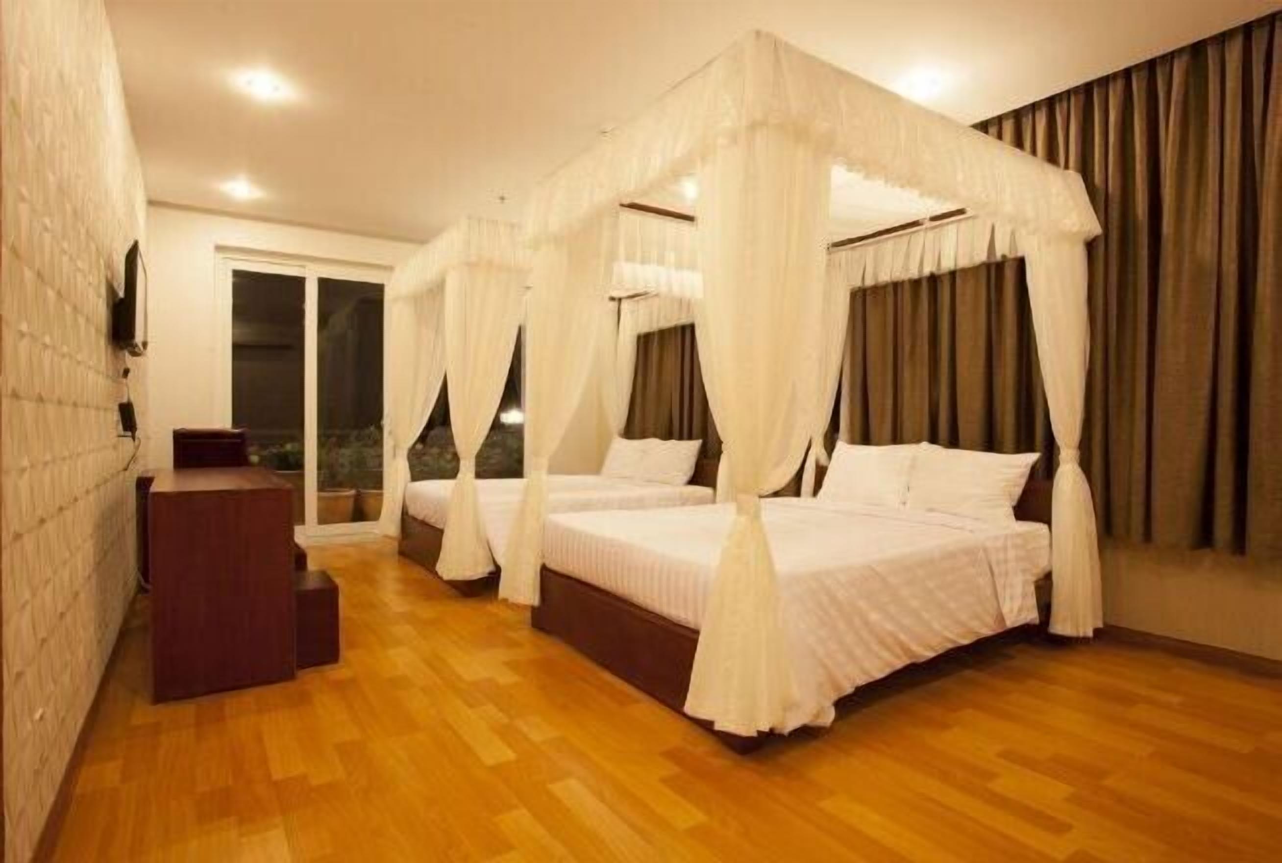 Minibar, coffres-forts dans les chambres, bureau, rideaux occultants