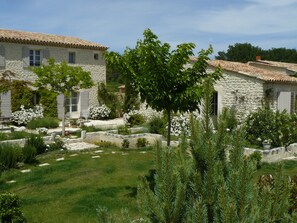 Vista frontal de la propiedad