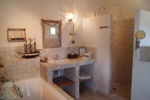 Superior tweepersoonskamer, aan tuin | Luxe beddengoed, individueel gedecoreerd, een bureau