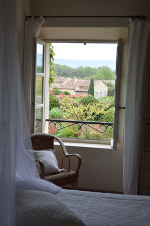 Habitación doble estándar, en el área del jardín | Ropa de cama de alta calidad, decoración personalizada y escritorio