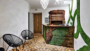 Una cucina moderna con un'isola centrale, sedie nere e un lampadario.