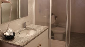 Chambre Double | Salle de bain | Douche, articles de toilette gratuits, sĂšche-cheveux, bidet