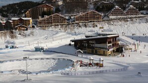 A ski resort with multiple lodges, a ski lift, and a snow park. - Hotel Laghetto (Frabosa Sottana)
