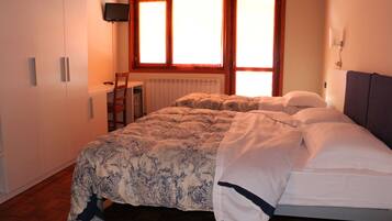 Chambre Triple | Literie de qualité supérieure, bureau, chambres insonorisées