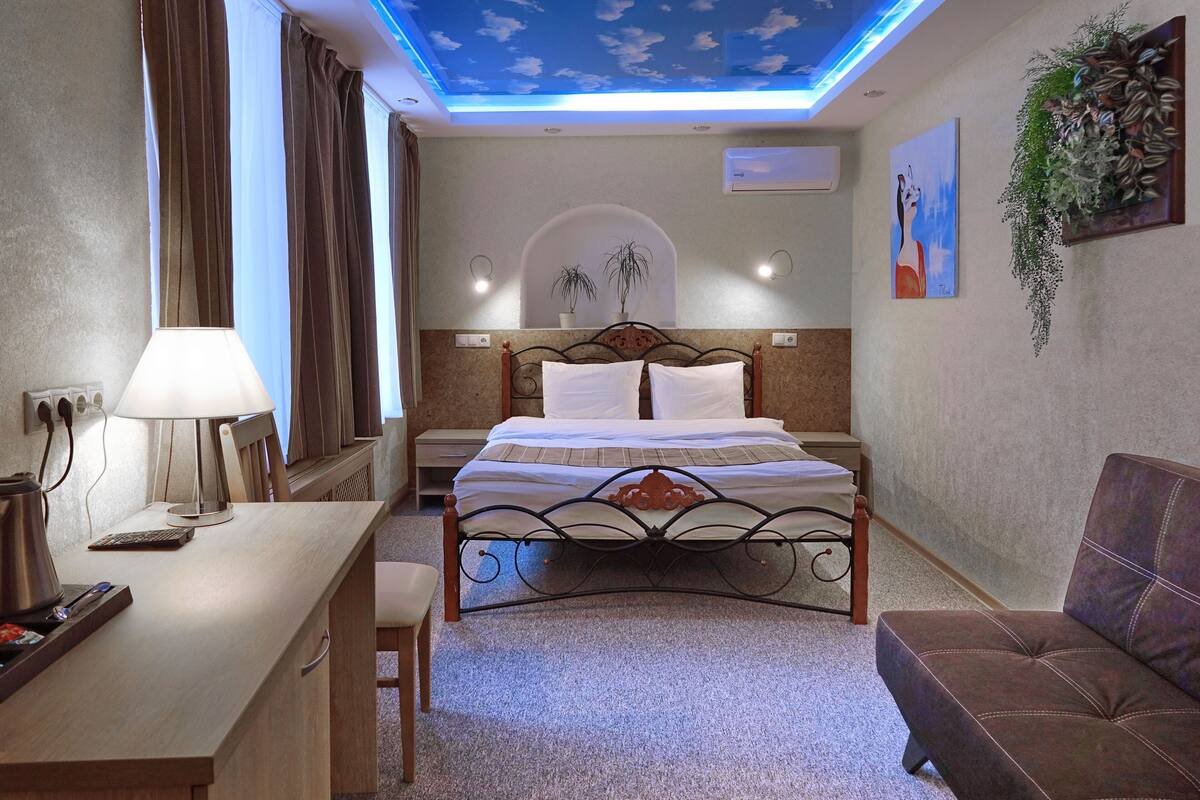 Classic Triple Room | Desk, laptop workspace, iron/ironing board, free WiFi