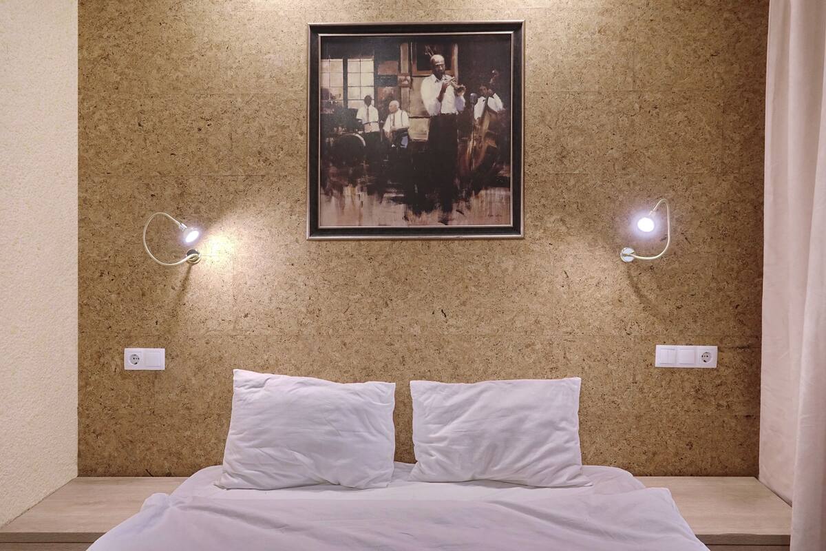 Standard Room, 1 Queen Bed | Desk, laptop workspace, iron/ironing board, free WiFi