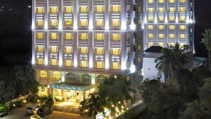 A multi-story hotel with illuminated windows and a well-lit entrance. - Phu Quoc Ocean Pearl Hotel (Phu Quoc)