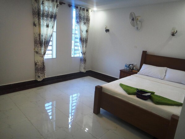 Minibar, desk, free WiFi