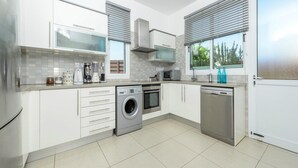 Villa, 3 Schlafzimmer, eigener Pool | Eigene Küche | Großer Kühlschrank, Mikrowelle, Herdplatte, Hochstuhl