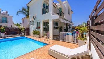 Outdoor pool, pool umbrellas, sun loungers