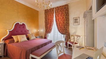 Chambre Double Supérieure | Minibar, coffres-forts dans les chambres, ameublement personnalisé
