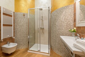 Shower, free toiletries, hair dryer, bidet - Relais Empire (Verona)