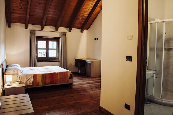 Habitación doble, baño privado | Escritorio y wifi gratis