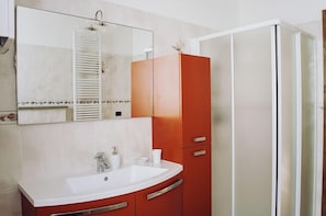 Habitación doble, baño compartido | Baño | Regadera, amenidades de baño gratuitas, bidet, toallas