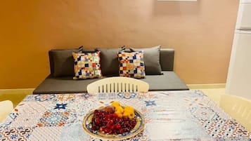 Superior-Apartment, 1 Schlafzimmer, Balkon, Stadtblick | Wohnbereich | LCD-Fernseher