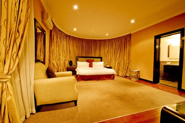 Bar mini, peti besi dalam bilik, Wi-fi percuma, cadar katil