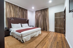 Blackout curtains, free WiFi, bed sheets - The GuestHouse (Lagos)