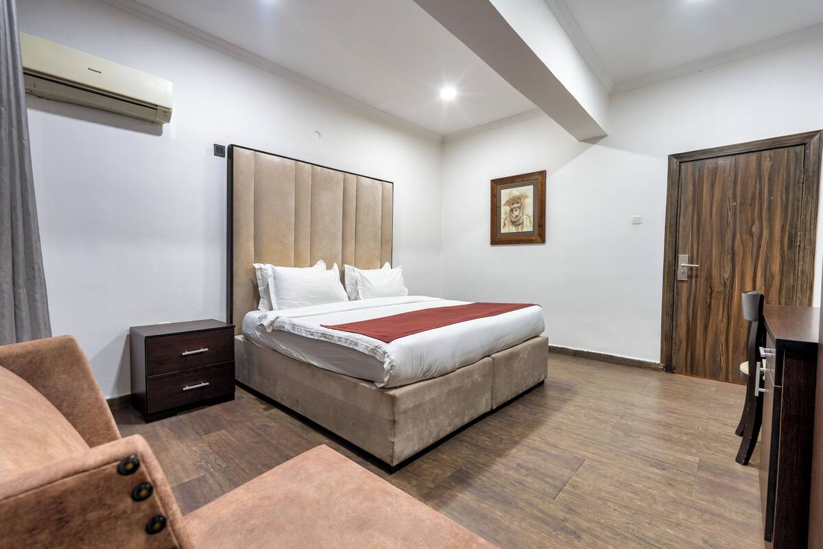 Ein Schlafzimmer mit Bett, Nachttisch und Kleiderschrank.