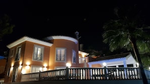 Villa Deluxe, 5 chambres | Façade de l’hébergement - soirée/nuit
