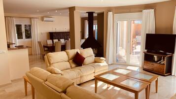 Deluxe villa, 5 slaapkamers | Een kluis op de kamer, individueel gedecoreerd, individueel gemeubileerd