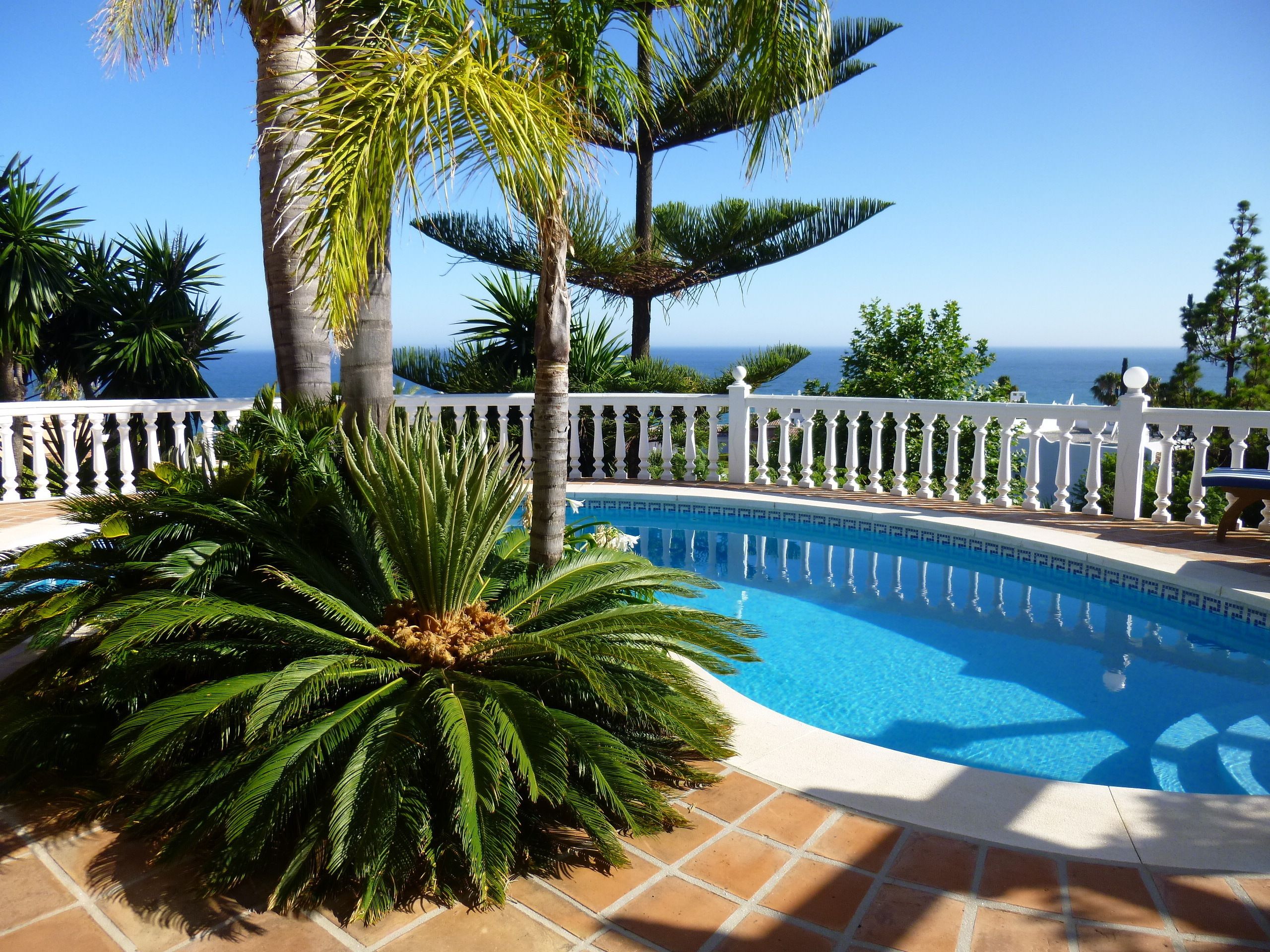 4 kolam renang outdoor, dengan payung kolam renang dan kursi berjemur