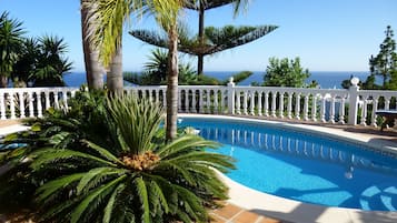 4 buitenzwembaden, parasols bij het zwembad en ligstoelen