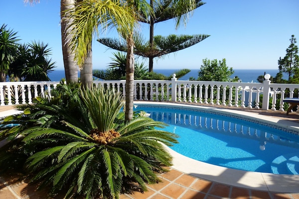 4 outdoor pools, pool umbrellas, sun loungers