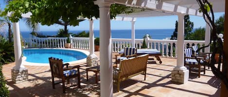 4 outdoor pools, pool umbrellas, sun loungers