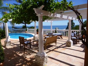 4 outdoor pools, pool umbrellas, pool loungers