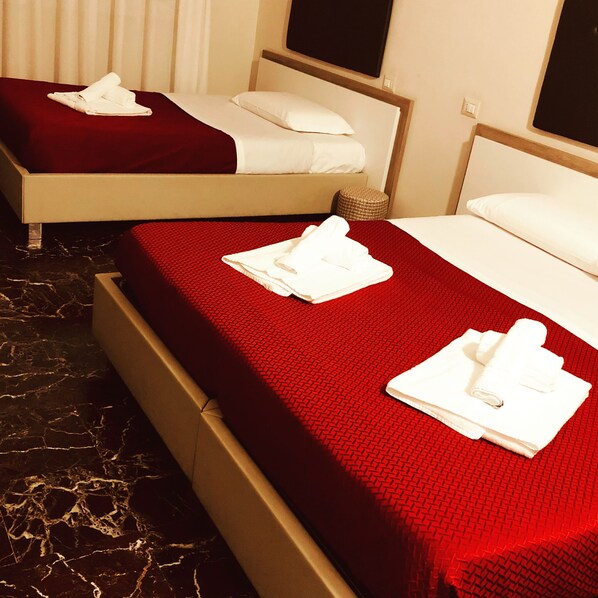 Comfort-Dreibettzimmer | Minibar, Schreibtisch, schallisolierte Zimmer, kostenloses WLAN