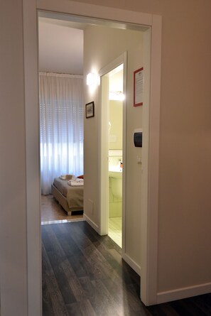 Chambre Confort double pour 1 personne | Salle de bain | Douche, articles de toilette (gratuits), séchoir à cheveux, bidet