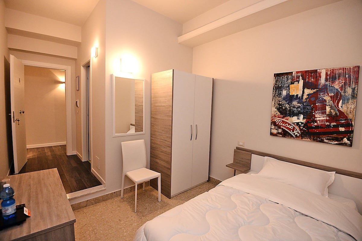 Comfort Double Room Single Use | Minibar, desk, soundproofing, WiFi (free)