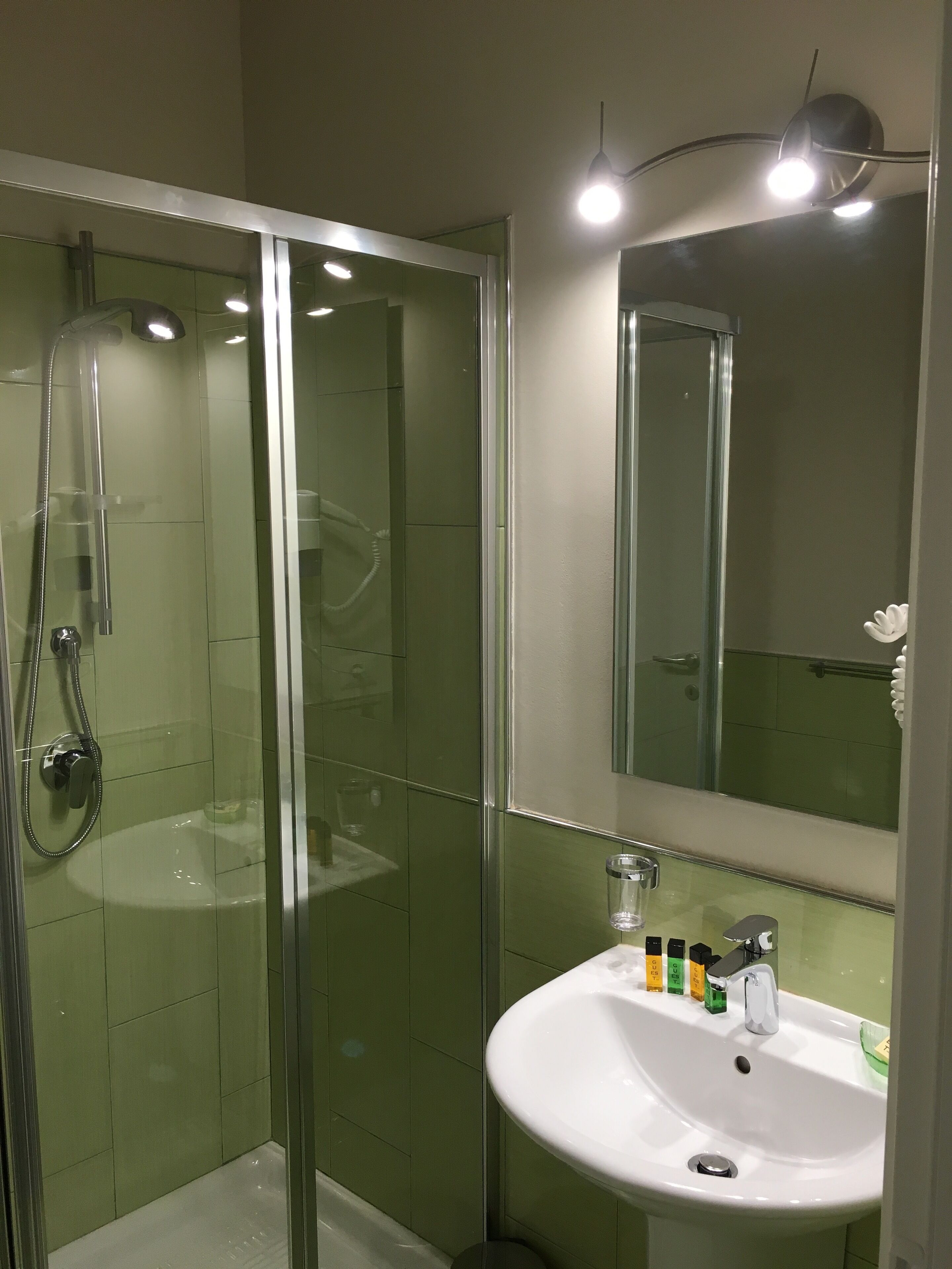 Dusche, kostenlose Toilettenartikel, Haartrockner, Bidet