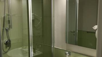 Dusche, kostenlose Toilettenartikel, Haartrockner, Bidet