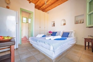 Premium bedding, in-room safe, soundproofing, free WiFi