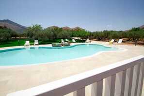 Outdoor pool, pool umbrellas, pool loungers - Casale la Macina Hotel & Residence (Castellammare del Golfo)