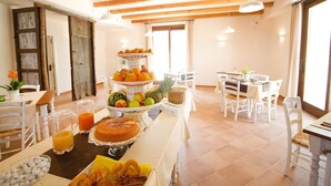 A breakfast buffet with fruit, pastries, and juice. - Casale la Macina Hotel & Residence (Castellammare del Golfo)