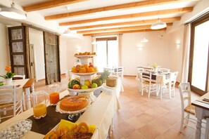 Tägliches Frühstücksbuffet gegen Gebühr