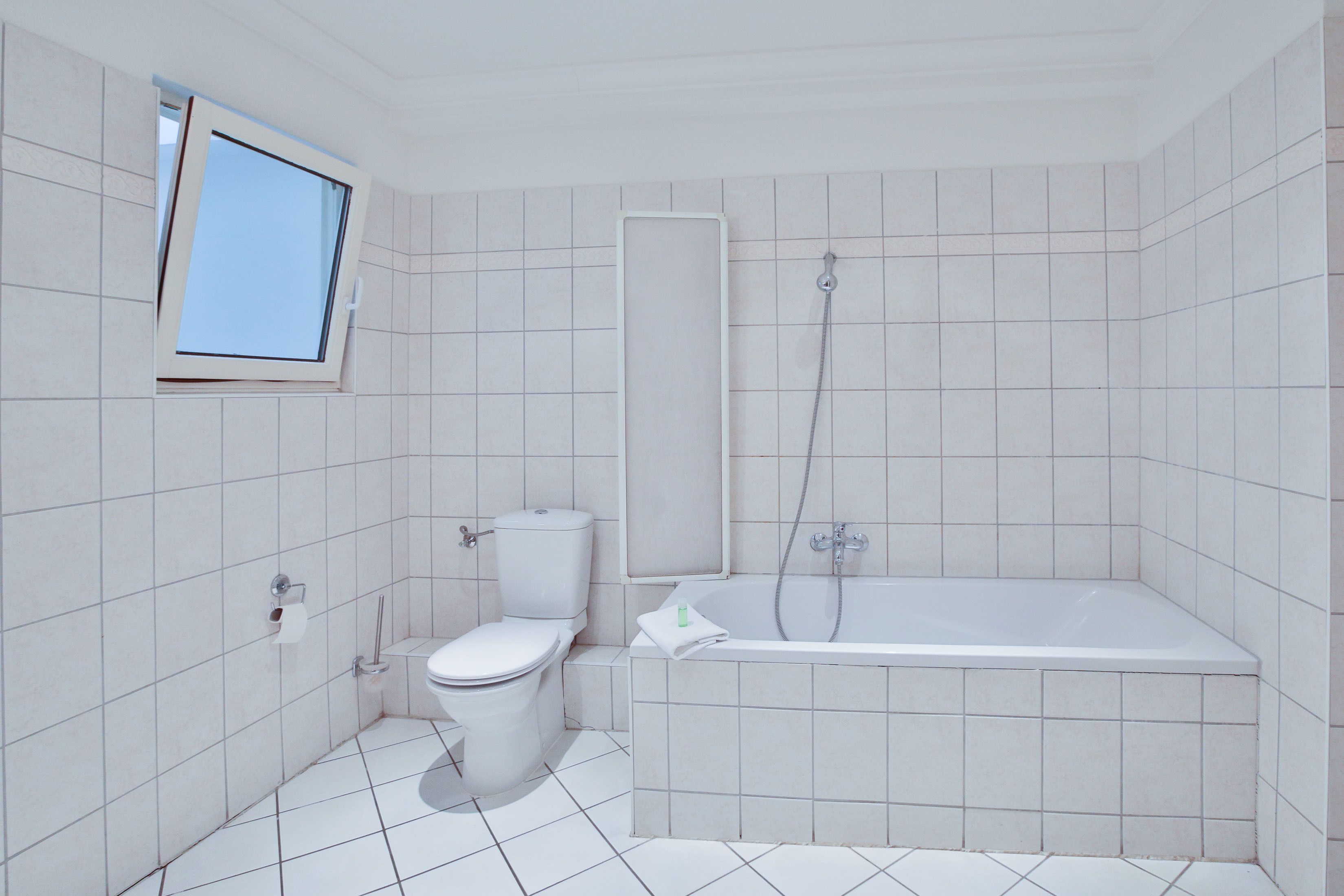 apartment josephine, 3 bedrooms, final cleaning fee 50€ ( dr-julius-leber-straße 15)  | bathroom shower