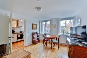 Apartment Therese, 1 Bedroom, Final Cleaning Fee 35⏠(FleischhauerstraĂe 36) | Living room | 40-inch TV with cable channels