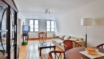 Ferienwohnung Friederike, 1 Schlafzimmer, Endreinigungsgebühr 35€ (Fleischhauerstraße 36) | Wohnzimmer | 40-Zoll-Fernseher mit Kabelempfang
