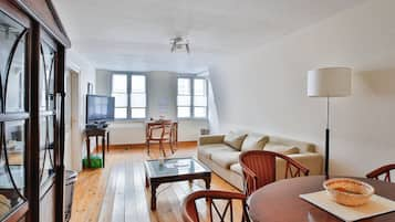 Apartment Friederike, 1 Bedroom, Final Cleaning Fee 35€ (Fleischhauerstraße 36)  | Living room | 40-inch TV with cable channels