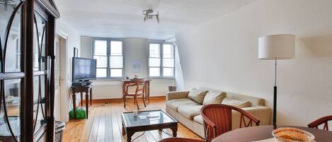 Apartment Friederike, 1 Bedroom, Final Cleaning Fee 35€ (Fleischhauerstraße 36) | Living room | 40-inch TV with cable channels